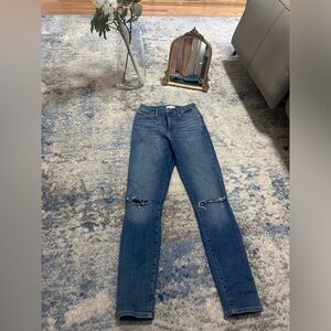 Good American Jean pre owned size 2/26 in good condition.